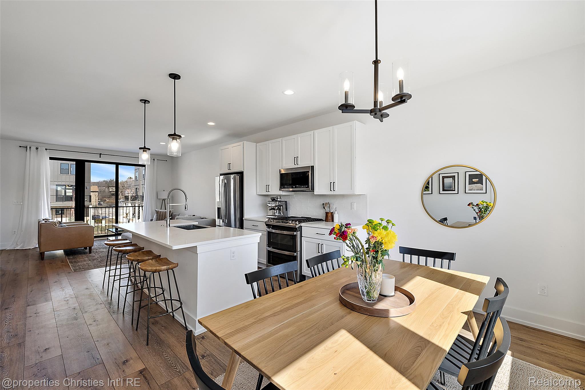 1041 HAMPTON Circle 43