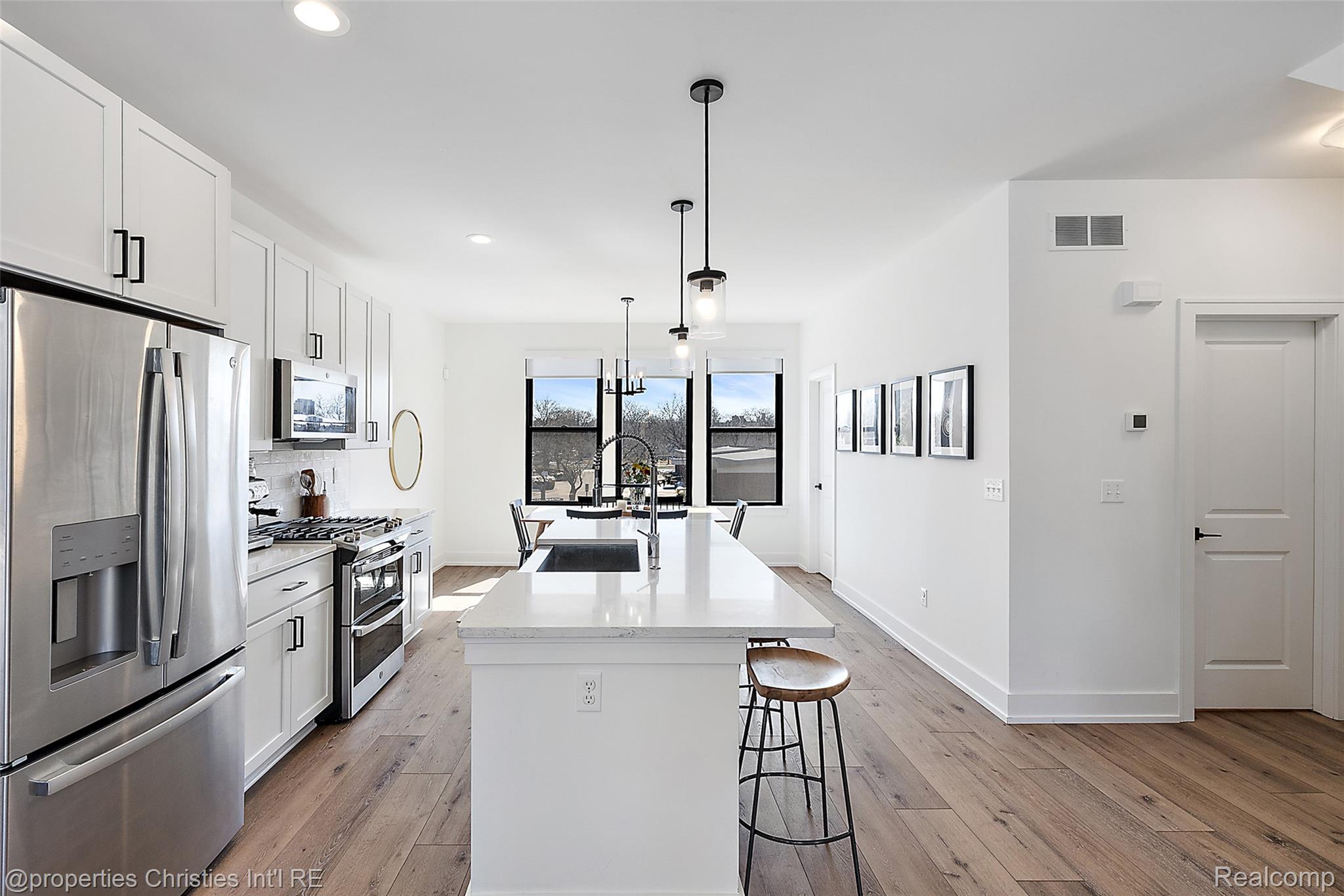 1041 HAMPTON Circle 43