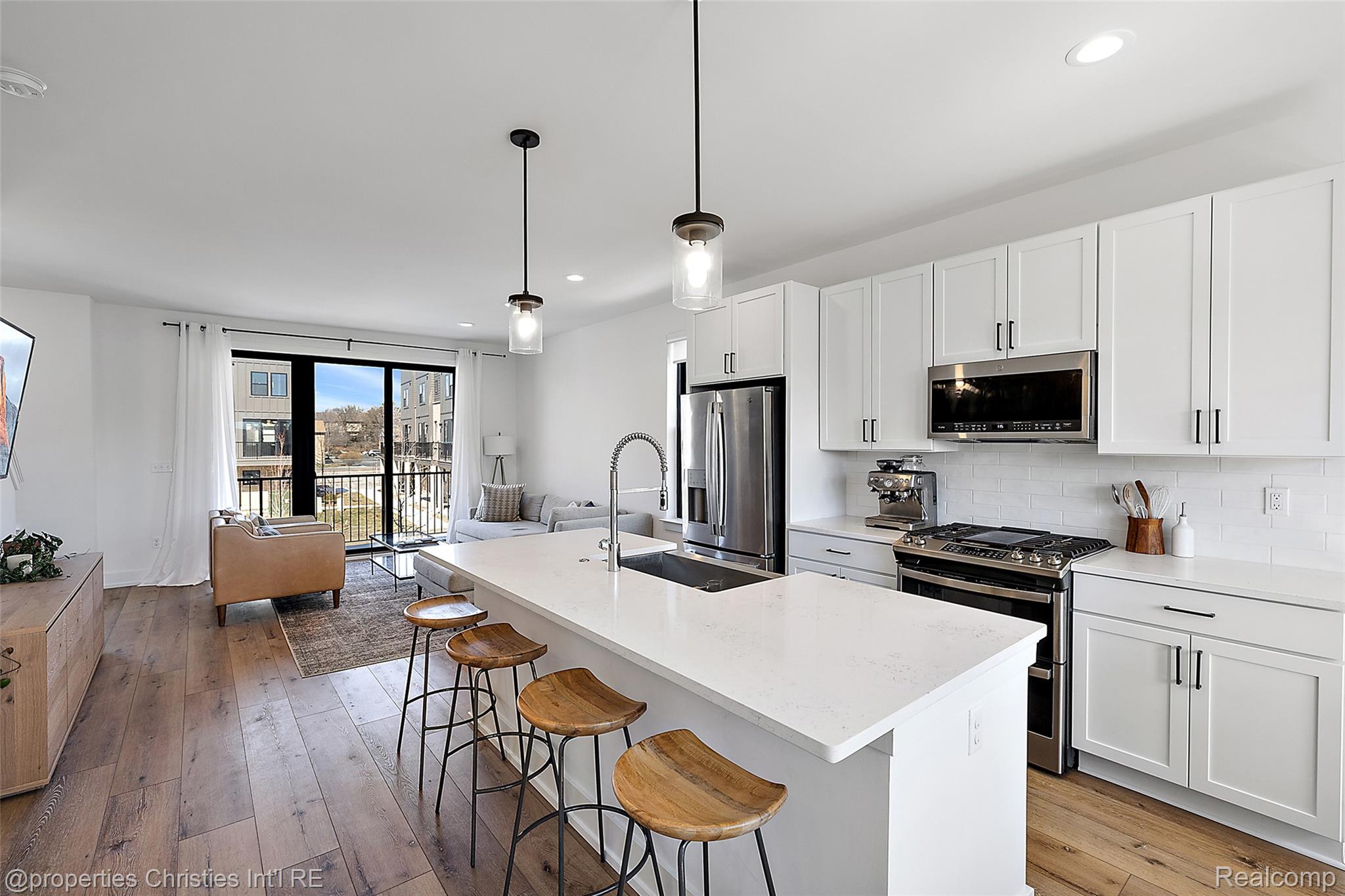 1041 HAMPTON Circle 43
