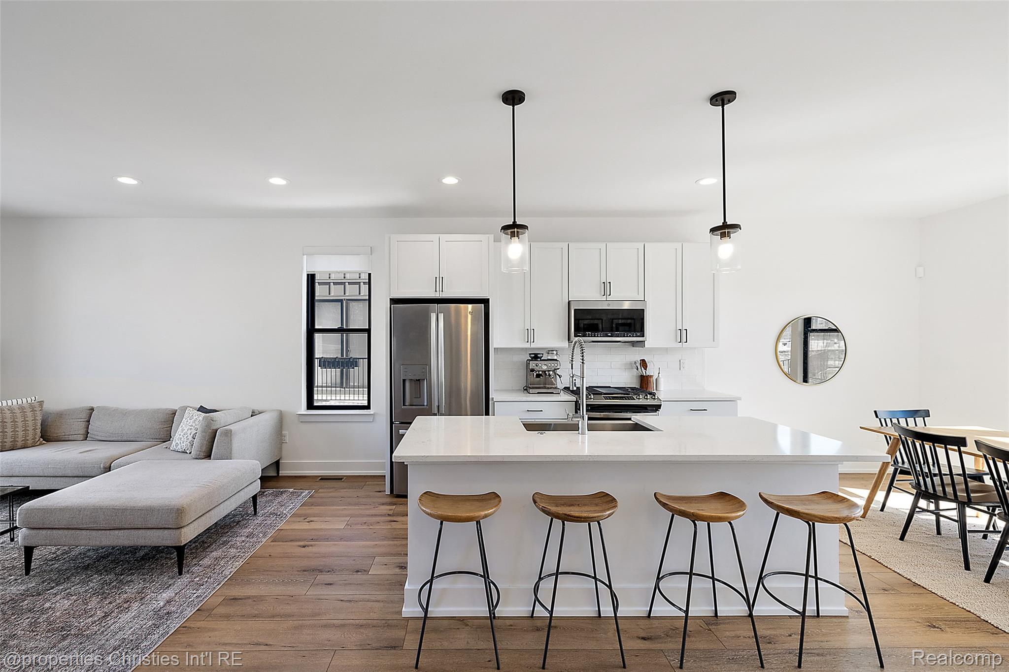 1041 HAMPTON Circle 43