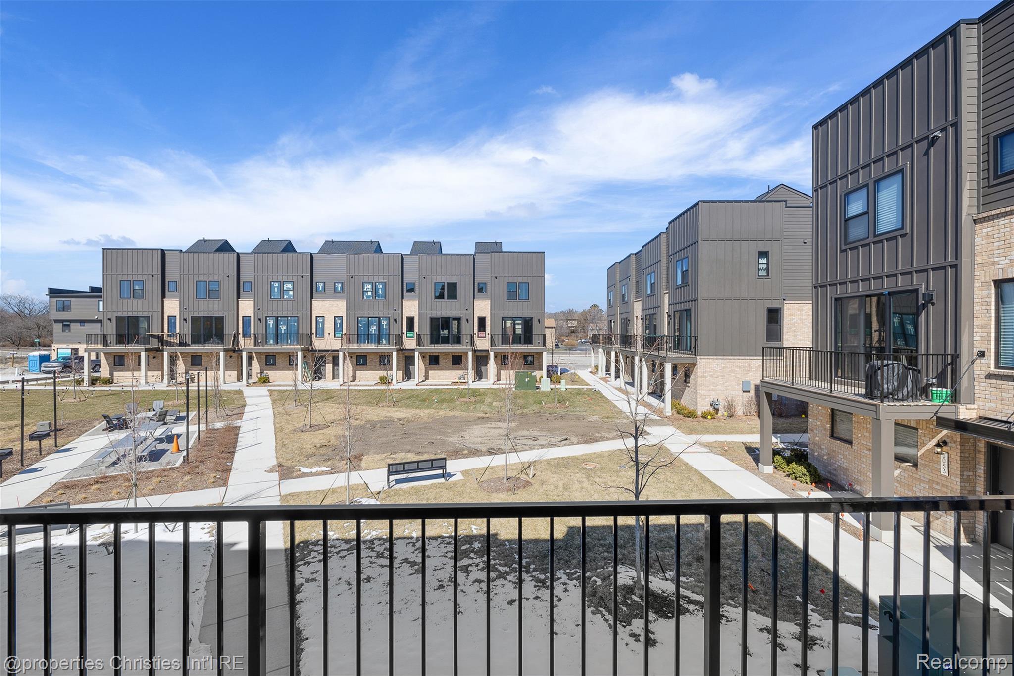 1041 HAMPTON Circle 43
