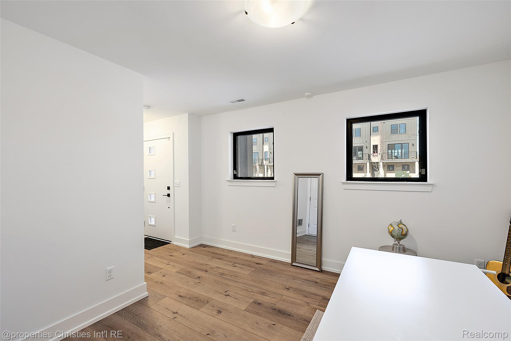1041 HAMPTON Circle 43