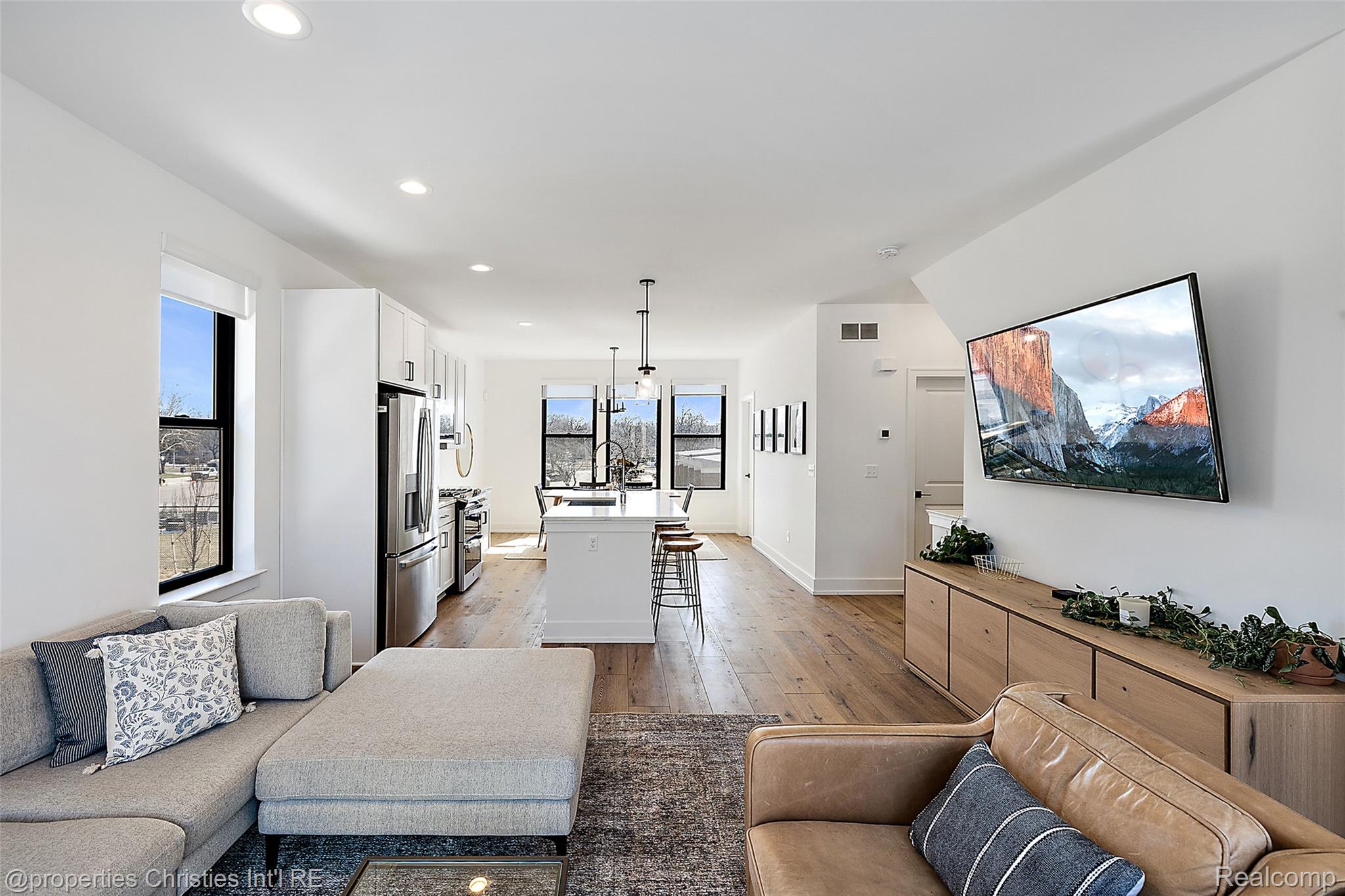 1041 HAMPTON Circle 43