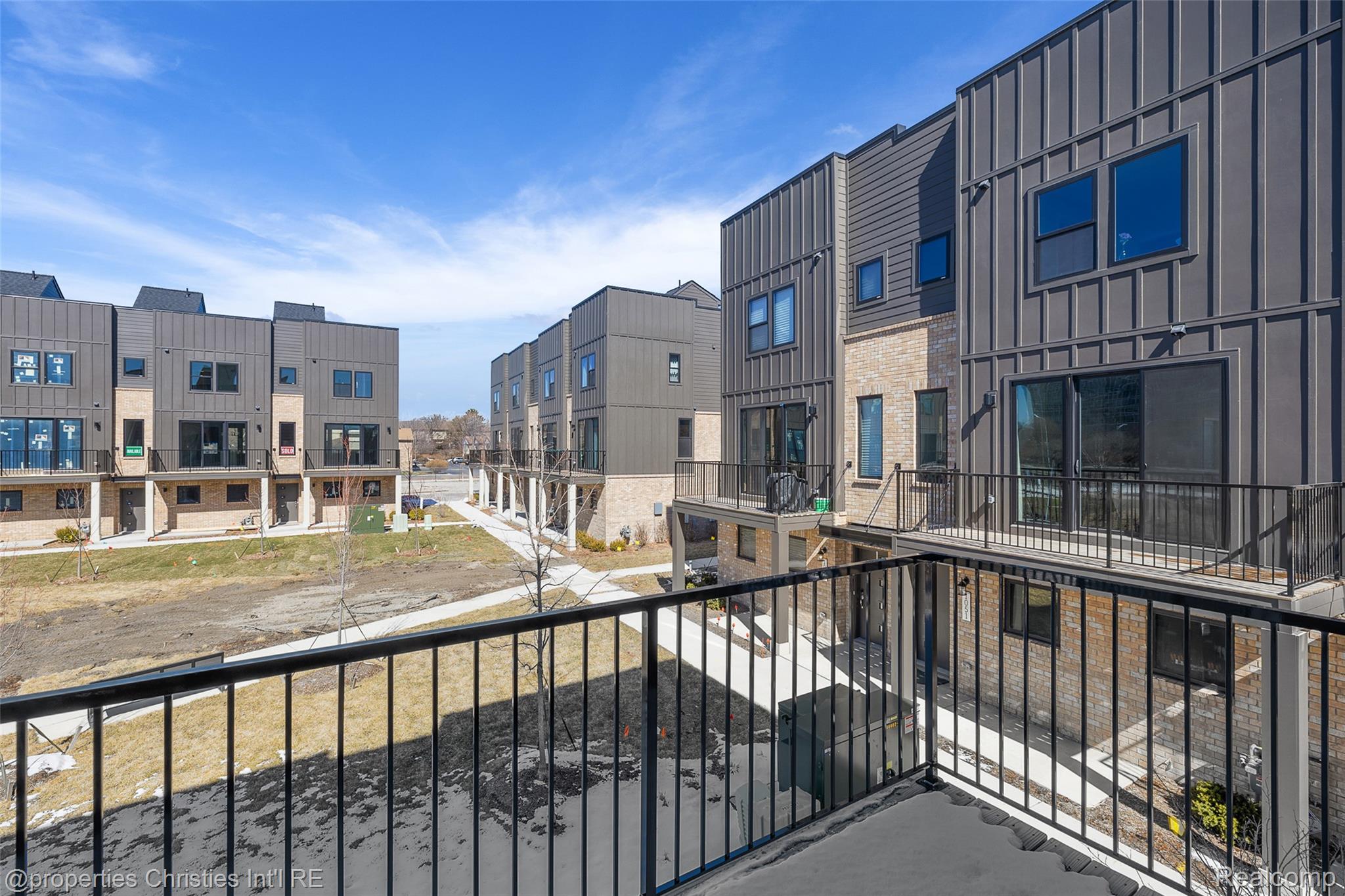 1041 HAMPTON Circle 43