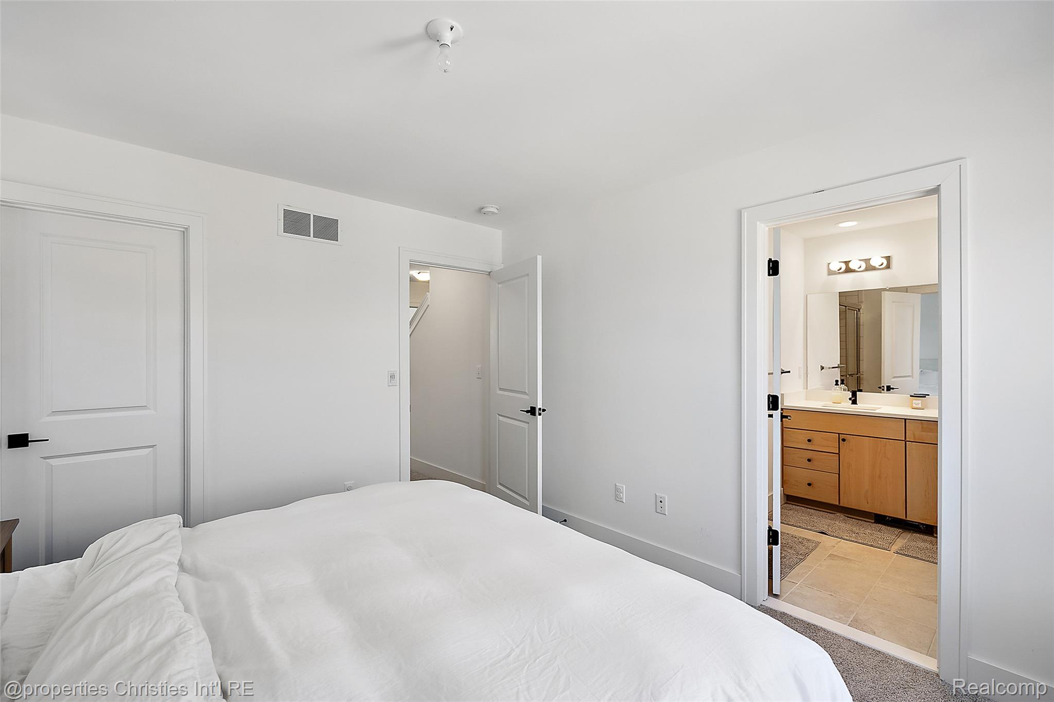 1041 HAMPTON Circle 43