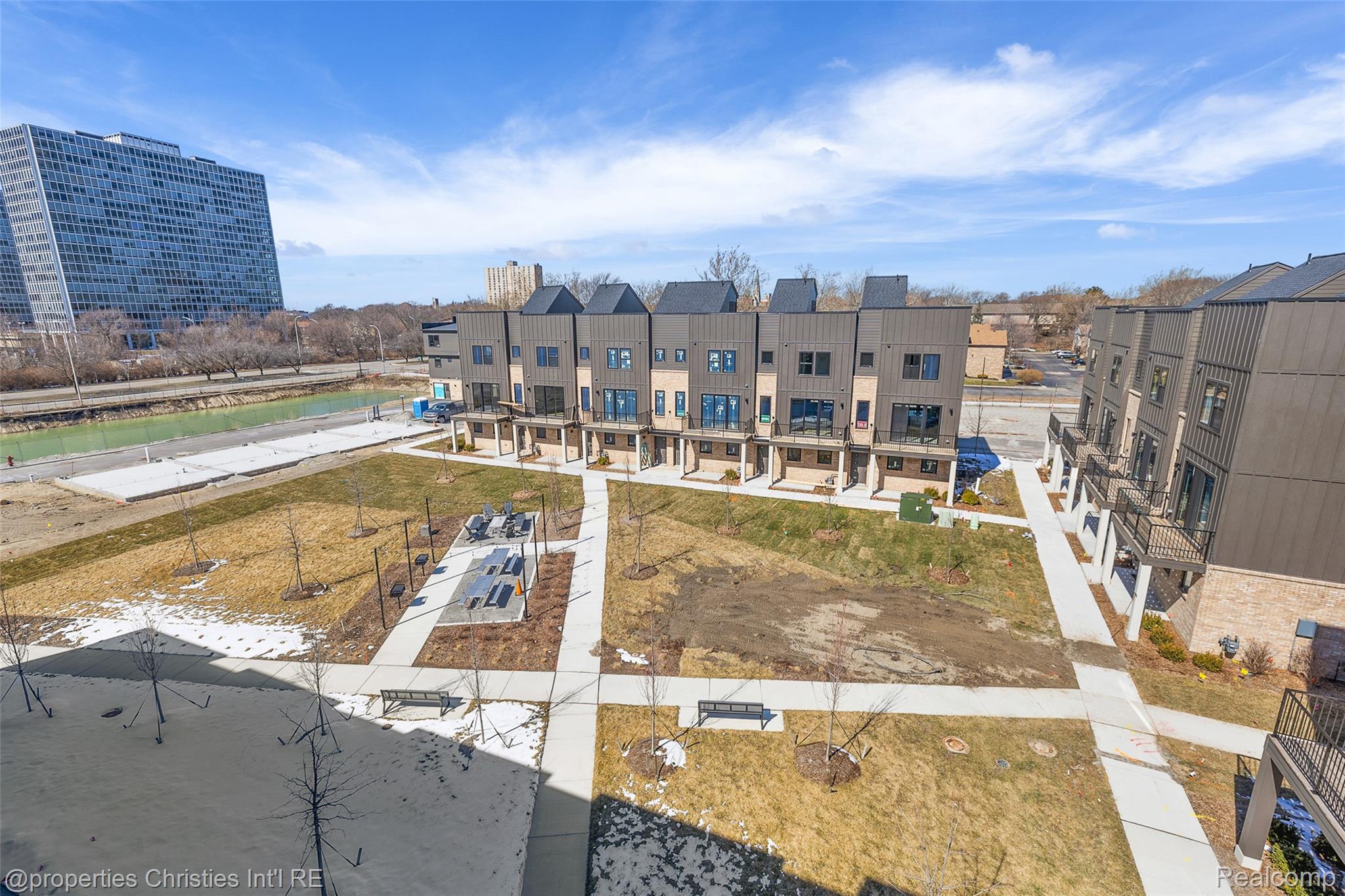 1041 HAMPTON Circle 43