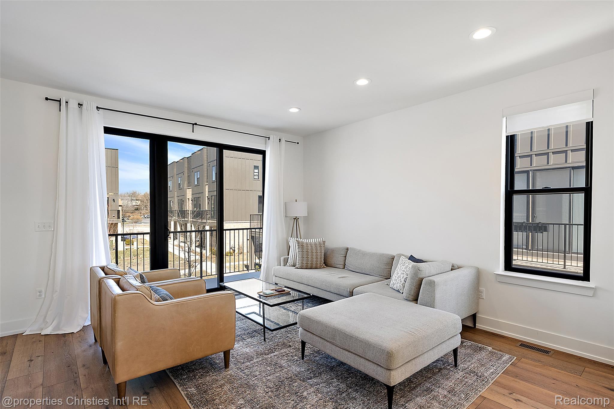 1041 HAMPTON Circle 43