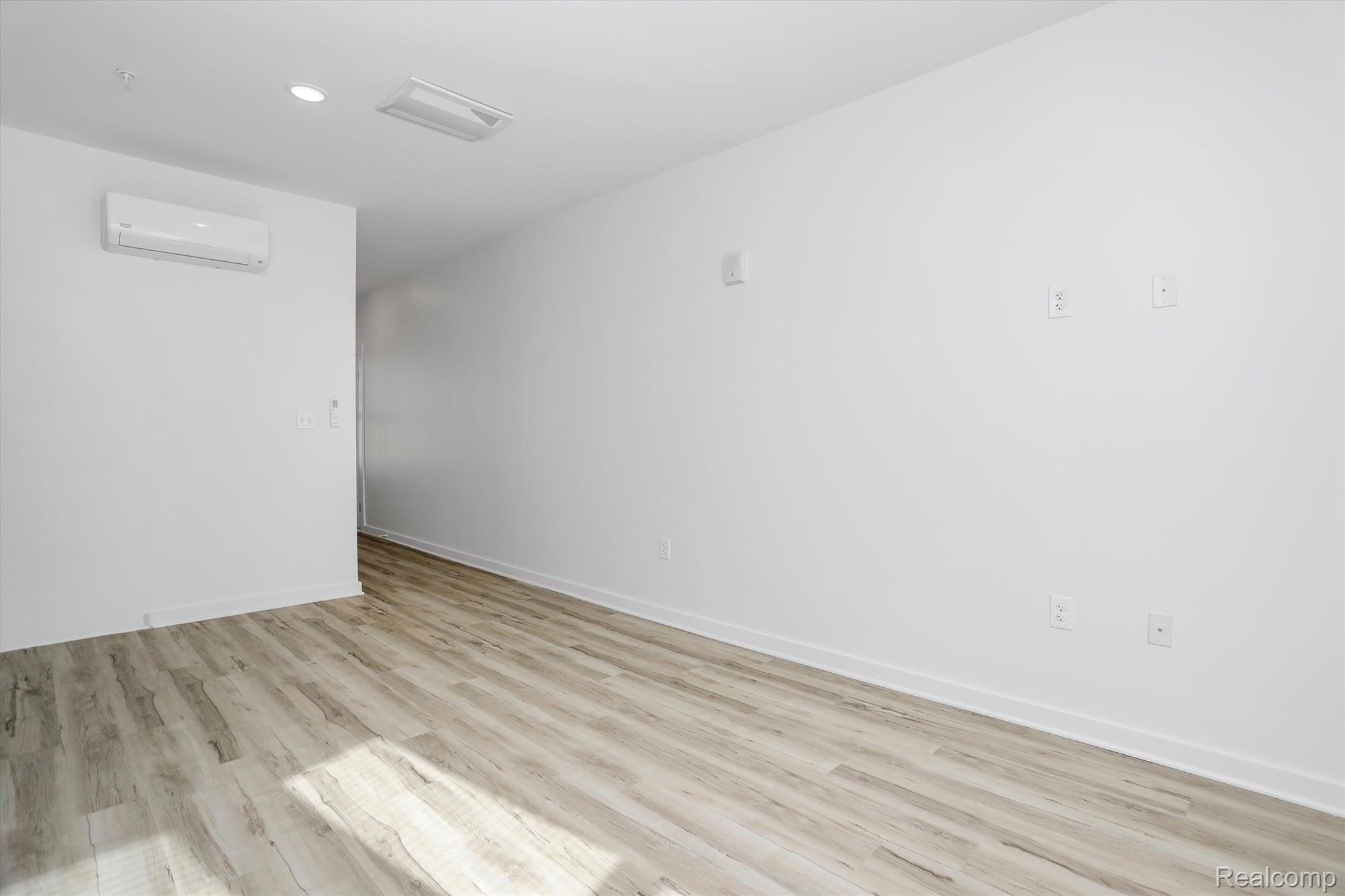 799 E Grand Boulevard Unit: 8