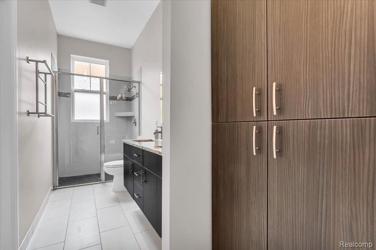 429 E Ferry Street Unit: 9