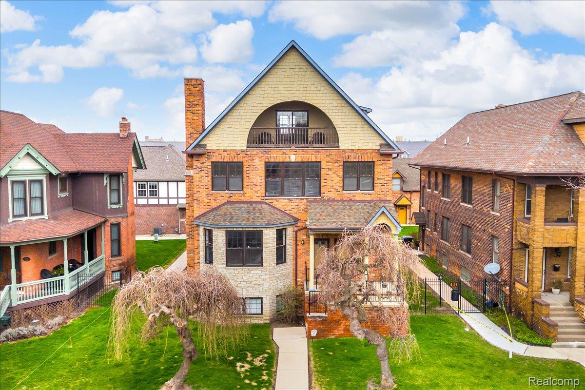 429 E Ferry Street Unit: 9