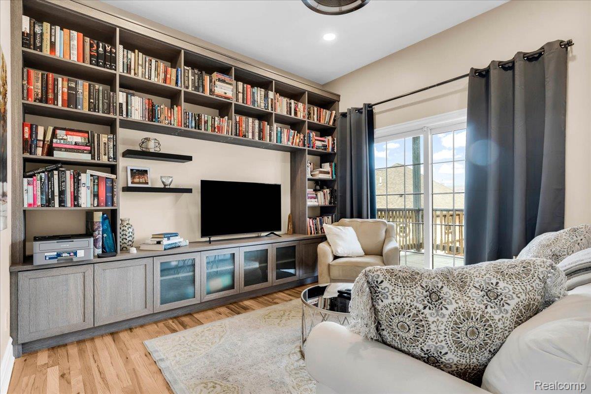 429 E Ferry Street Unit: 9
