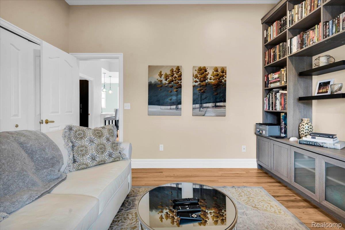429 E Ferry Street Unit: 9