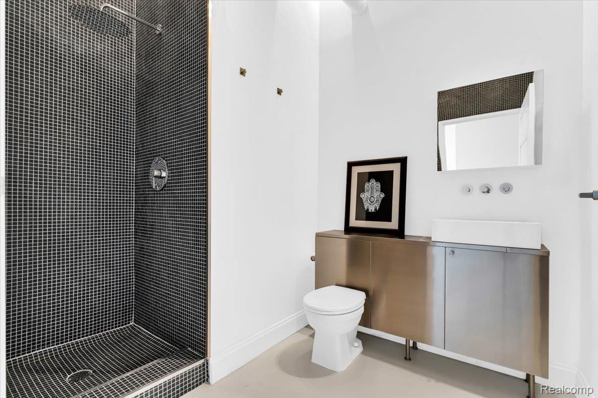 6533 E Jefferson Avenue Unit: 703