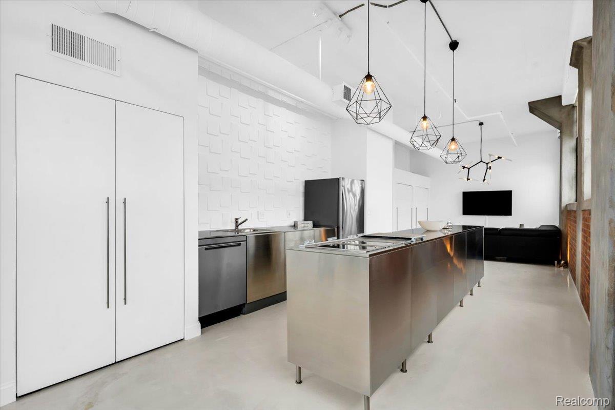 6533 E Jefferson Avenue Unit: 703