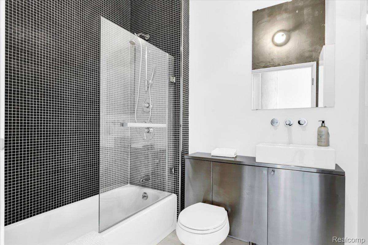 6533 E Jefferson Avenue Unit: 703