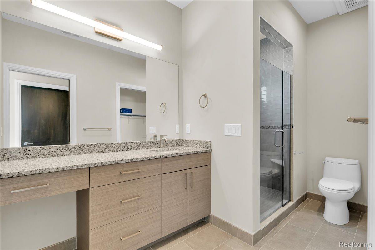 438 Selden Street Unit: 202