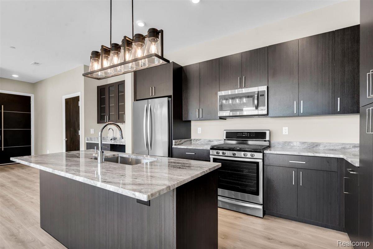 438 Selden Street Unit: 202