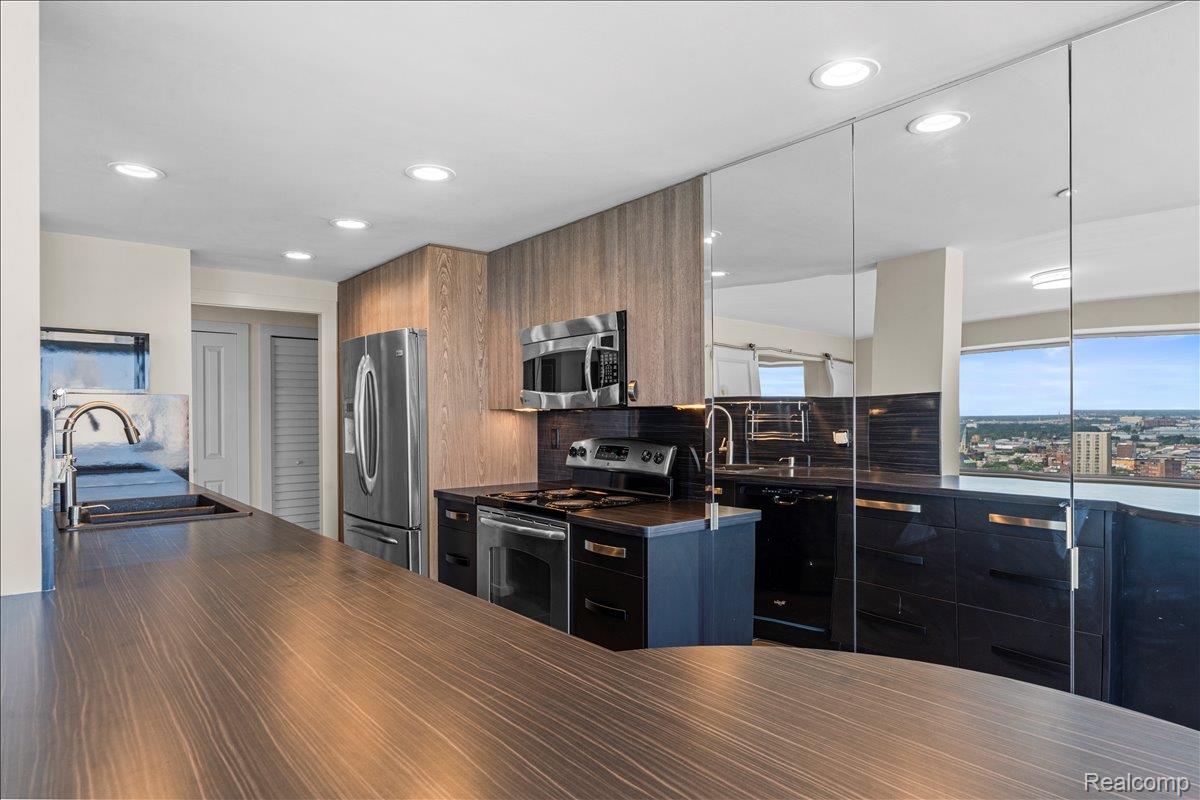 1300 E Lafayette Street Unit: 2810-12