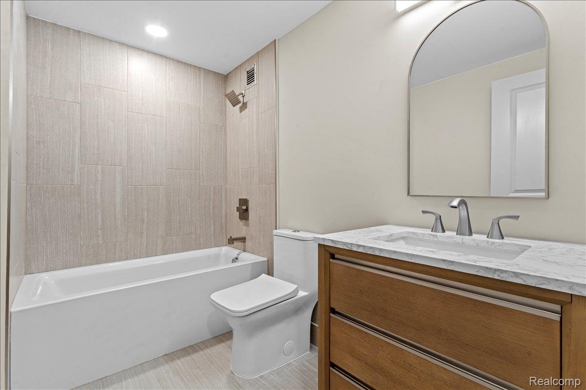 1300 E Lafayette Street Unit: 2810-12