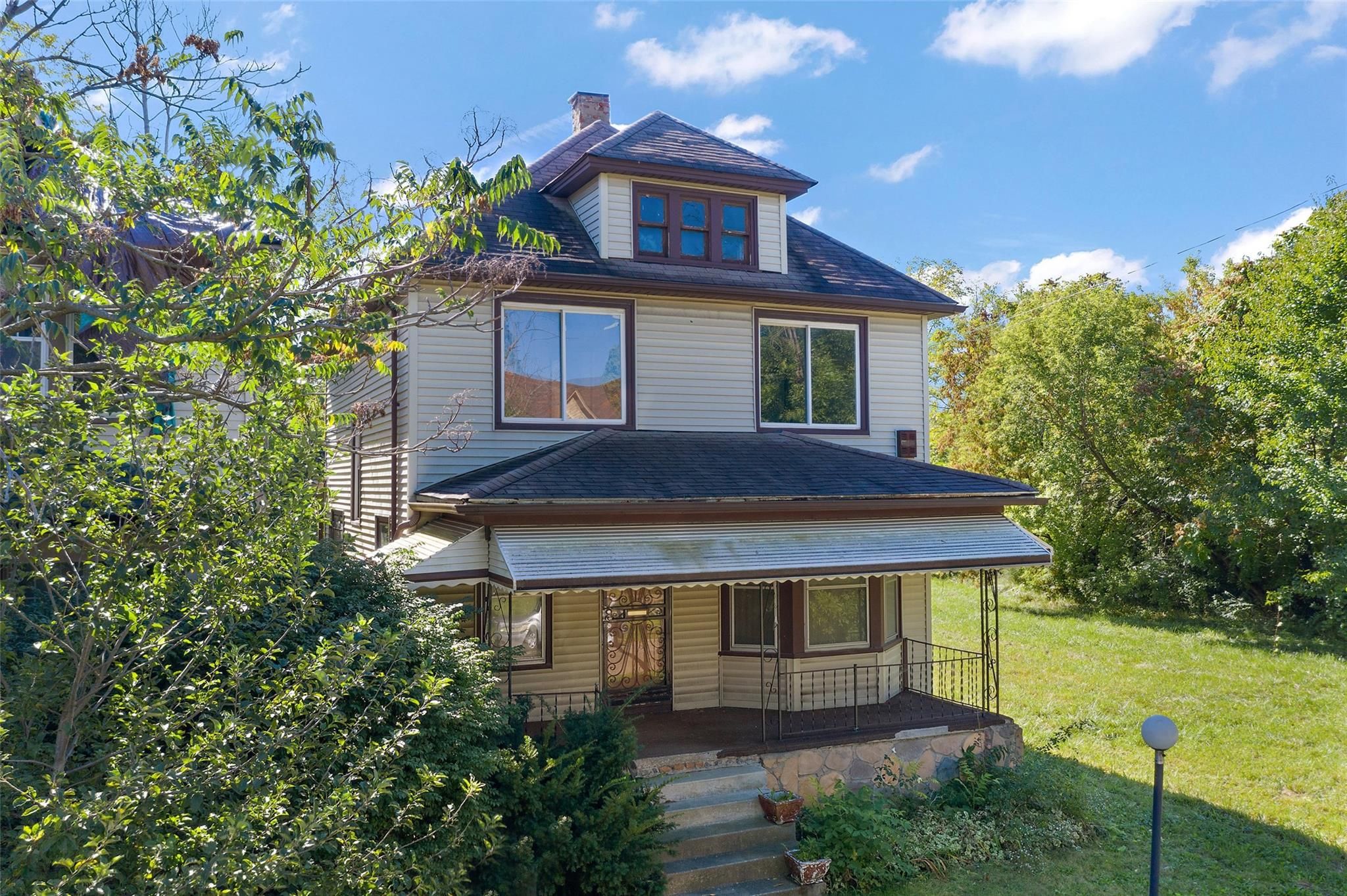 3239 MONTGOMERY Street