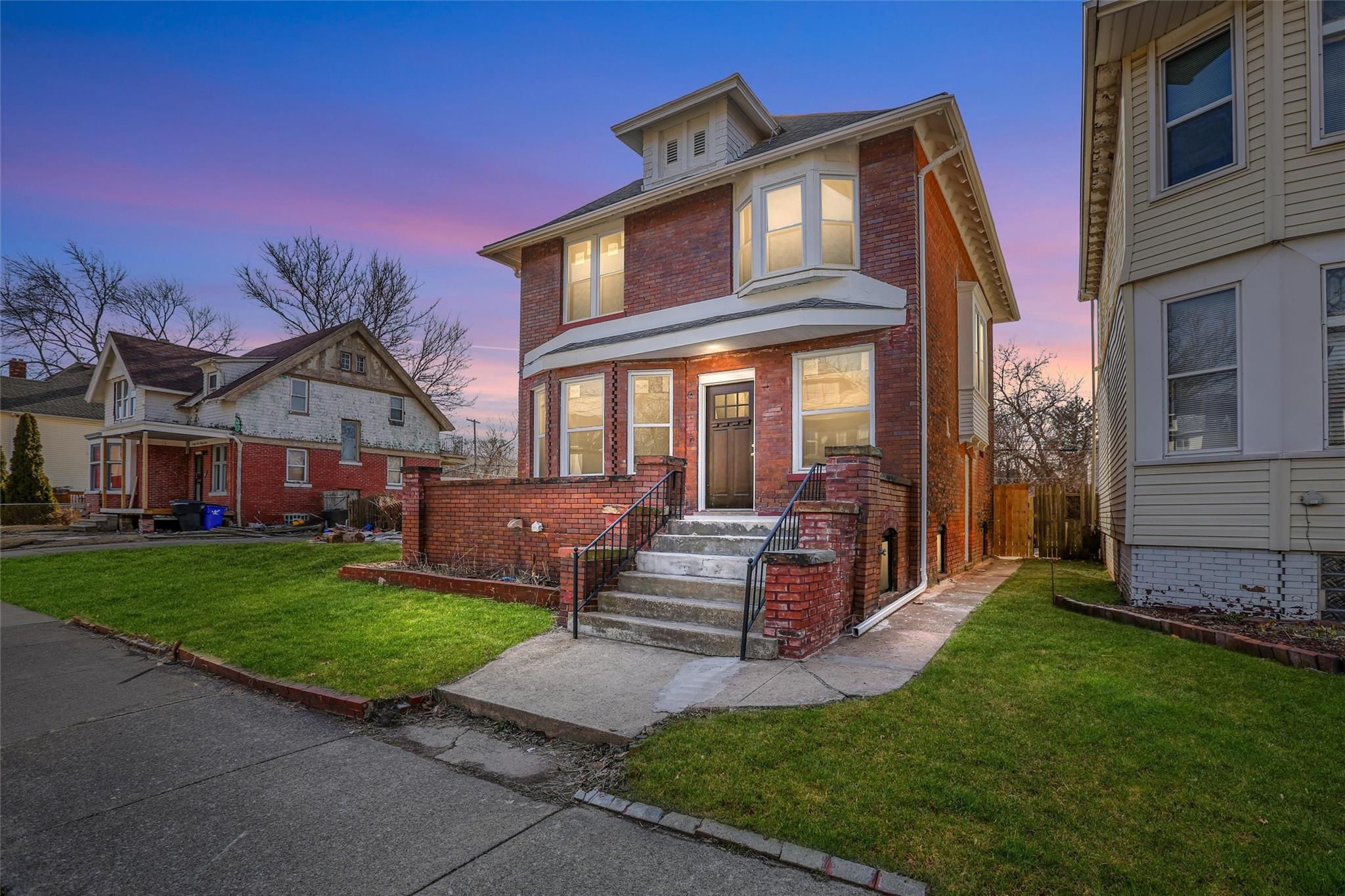 2487 HELEN Street