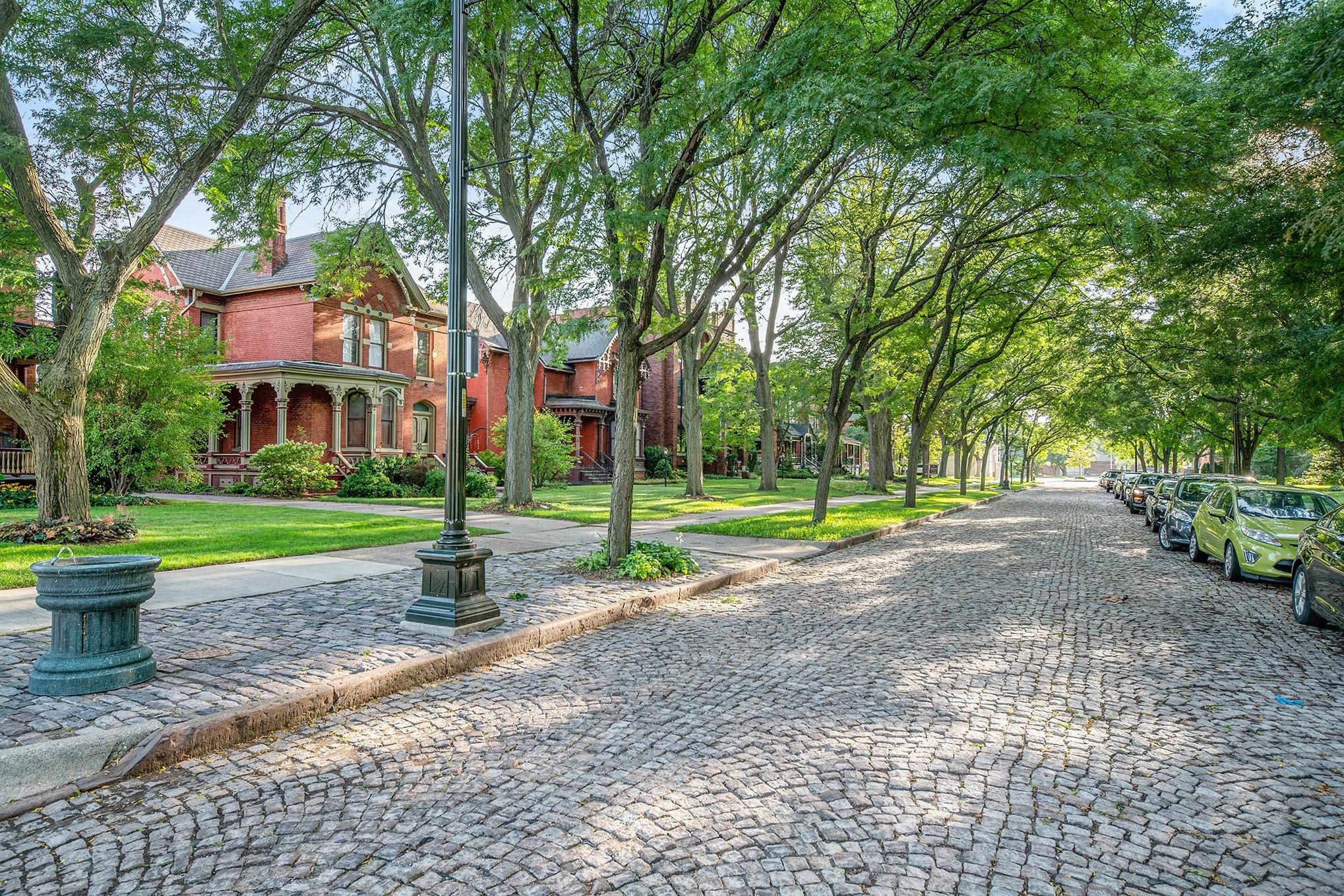 669 W CANFIELD Street