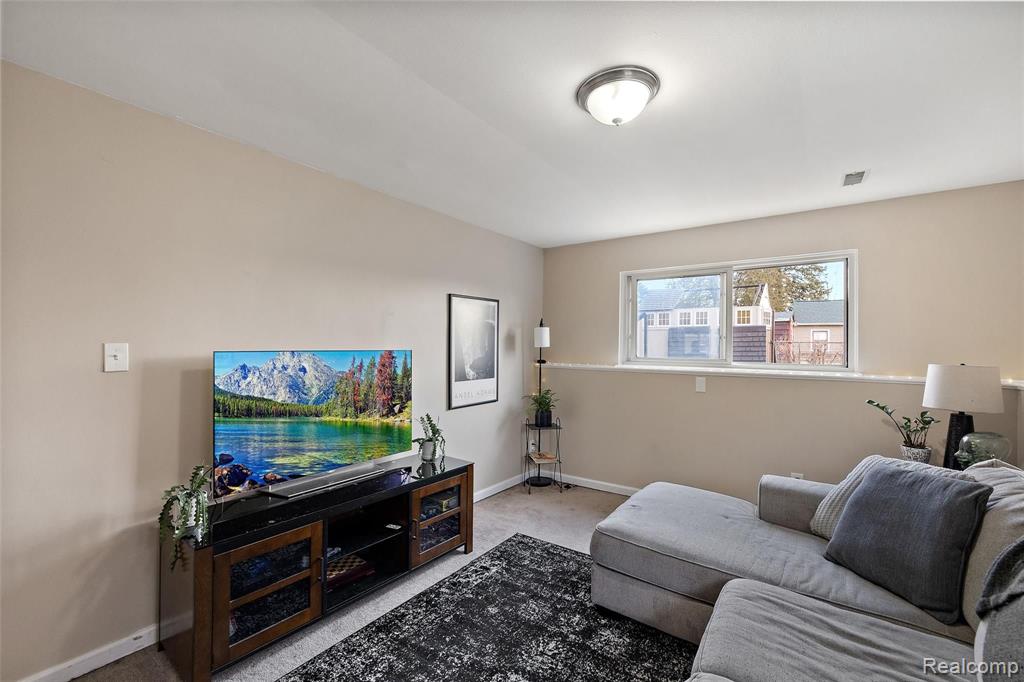 20225 WESTHAMPTON Avenue