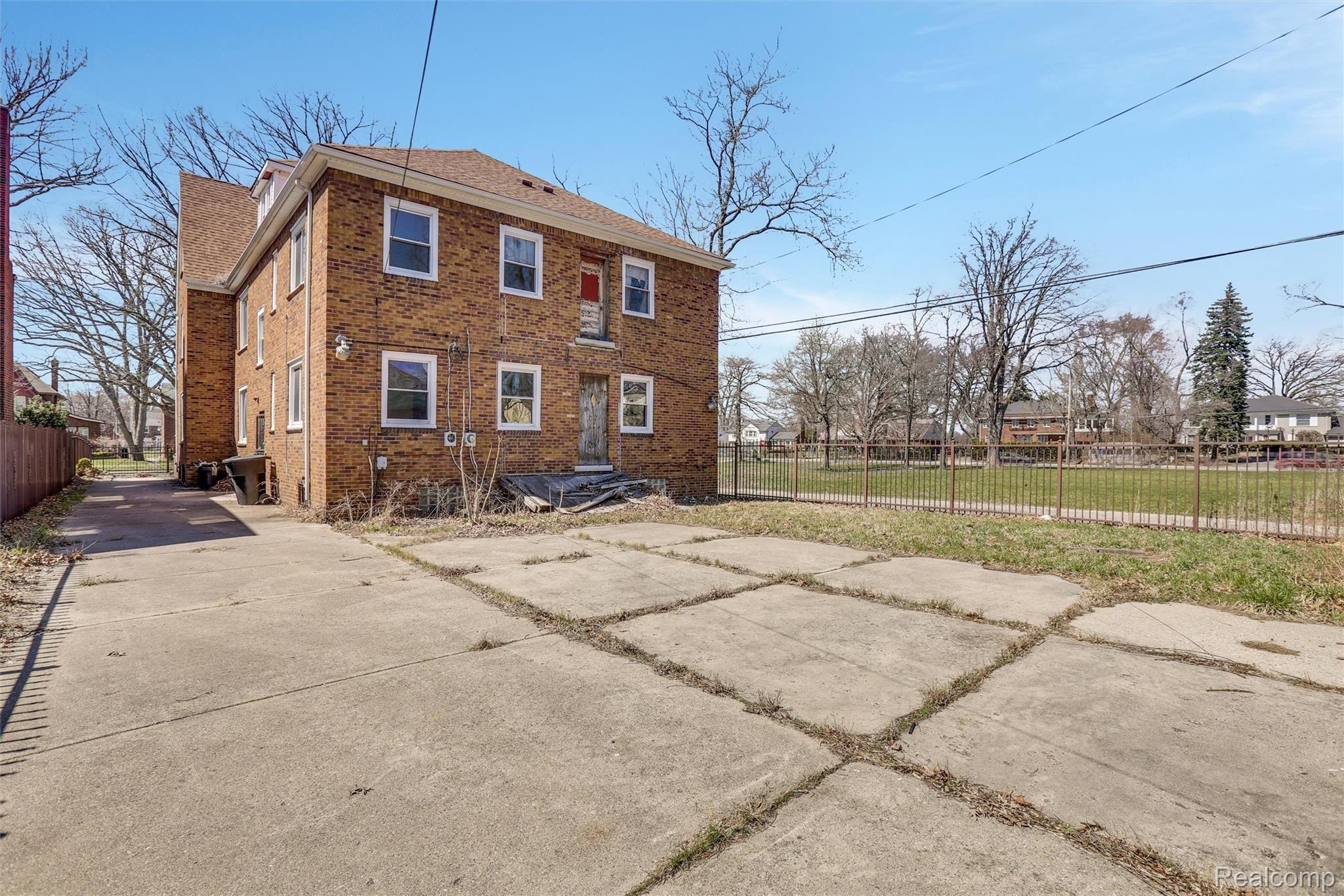 16920 LA SALLE Avenue