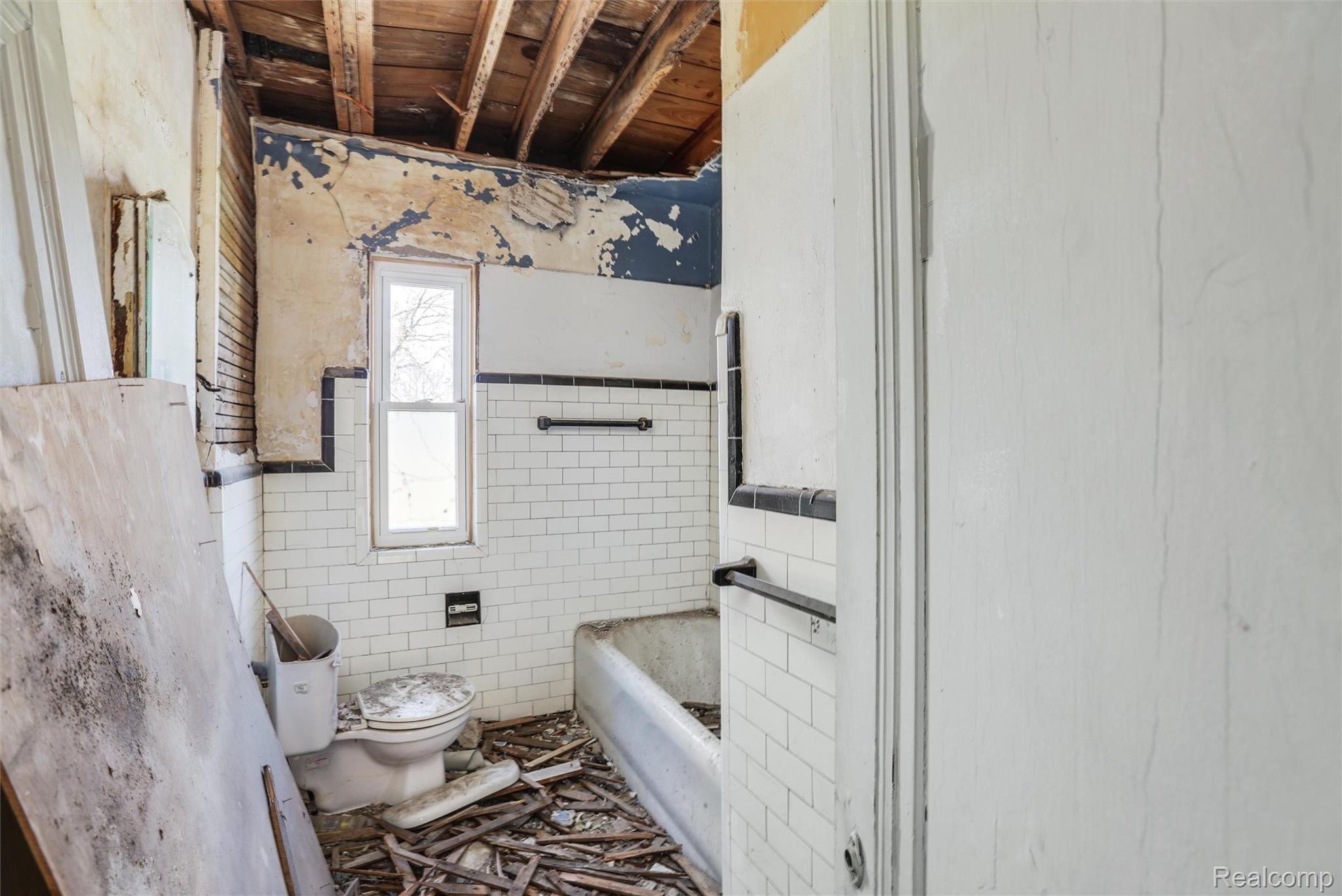 16920 LA SALLE Avenue