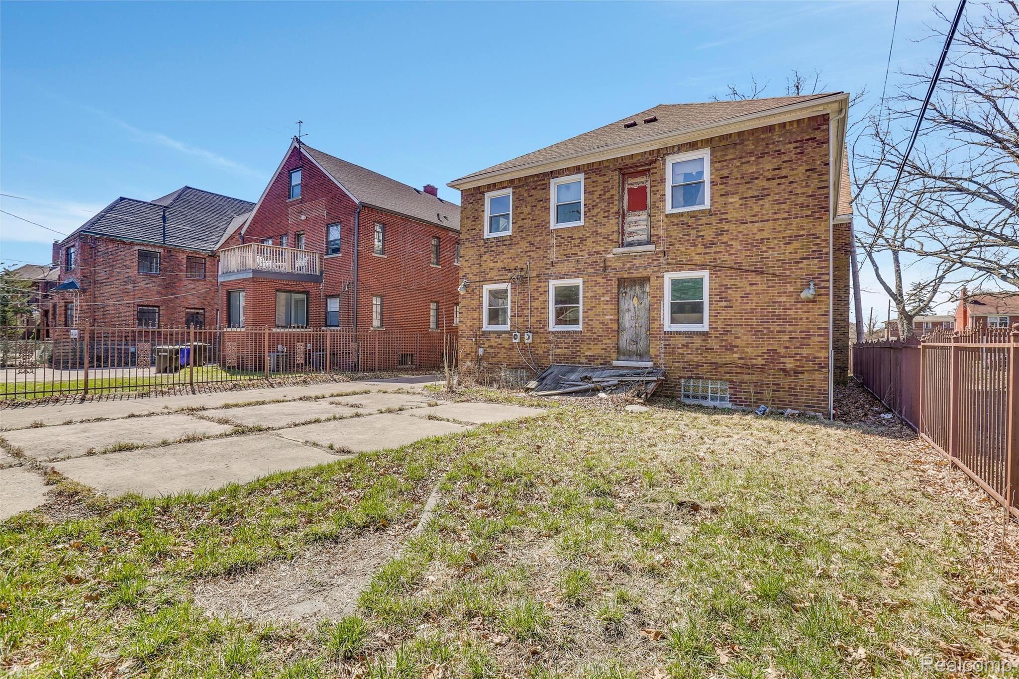 16920 LA SALLE Avenue