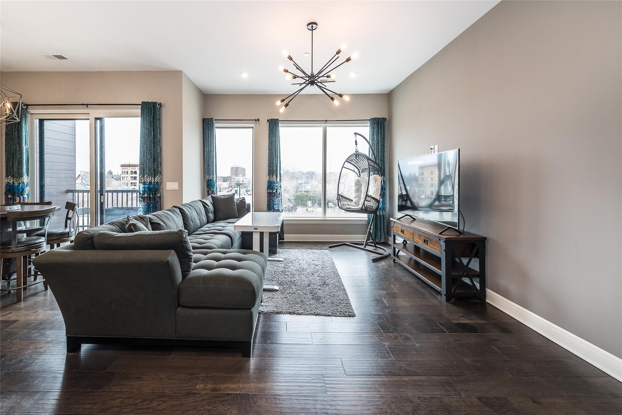 438 Selden St Unit: 302