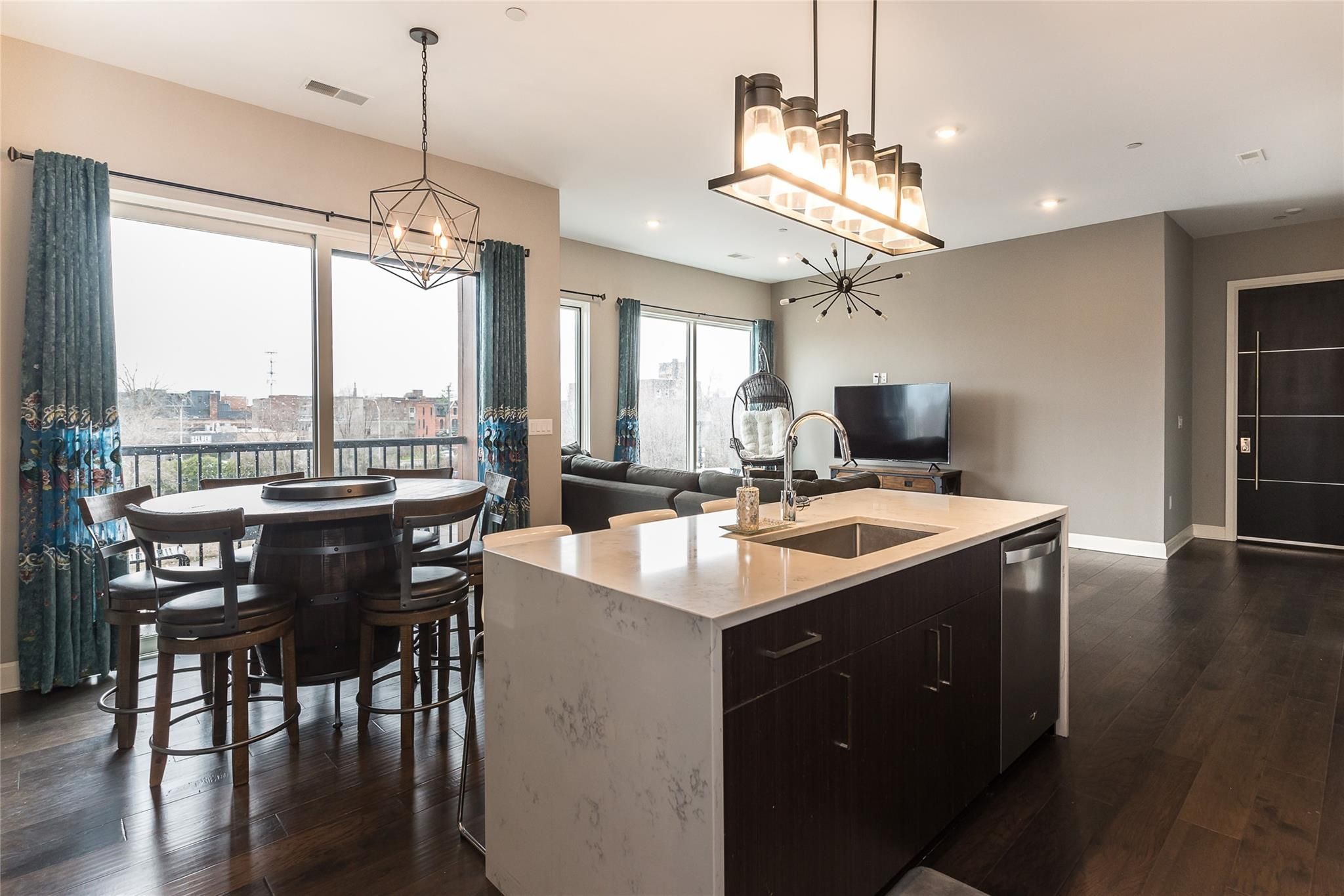 438 Selden St Unit: 302