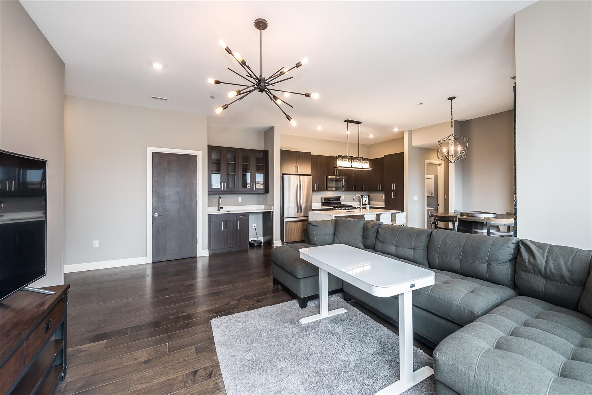 438 Selden St Unit: 302