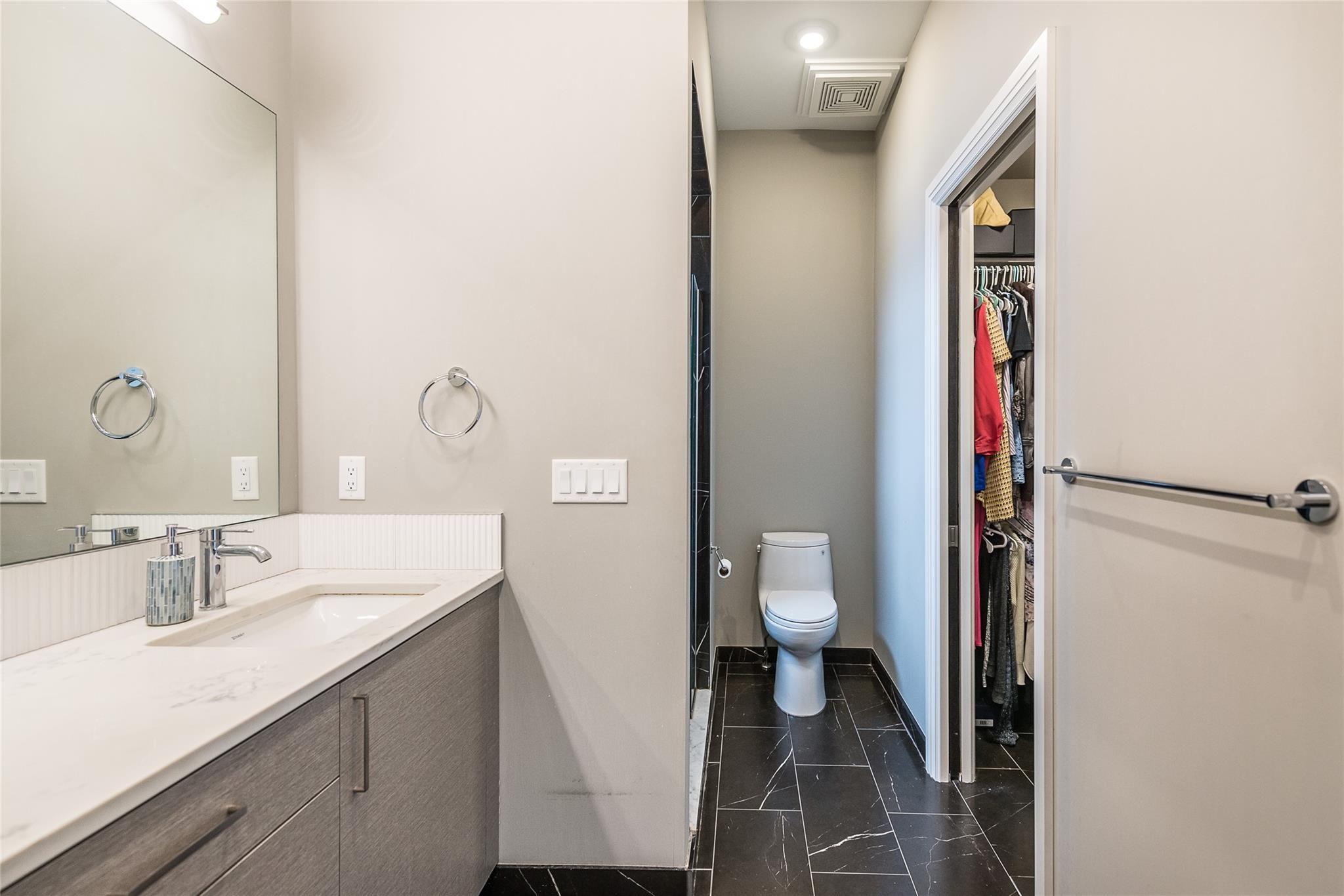 438 Selden St Unit: 302