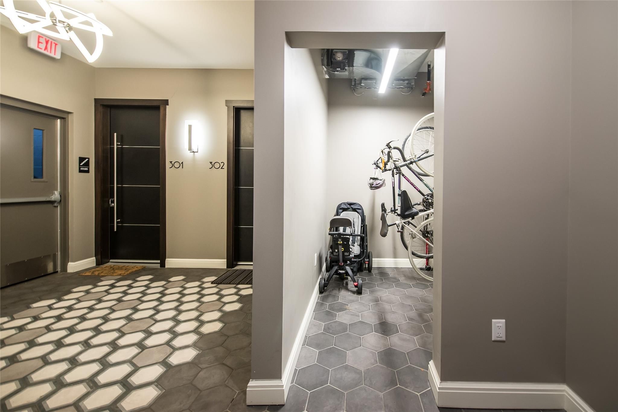 438 Selden St Unit: 302