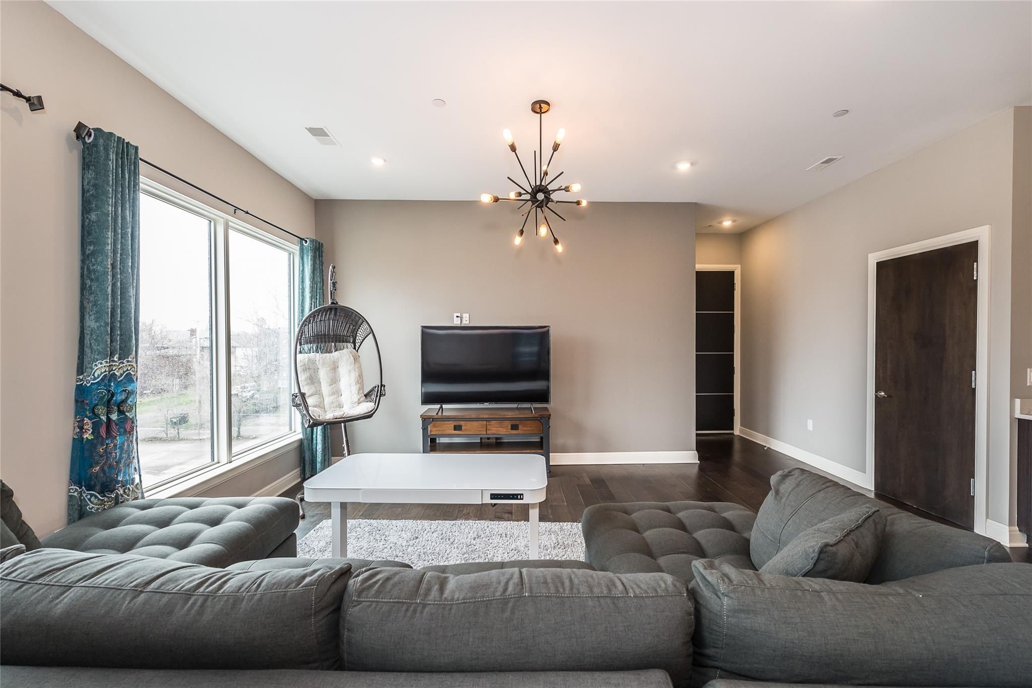 438 Selden St Unit: 302