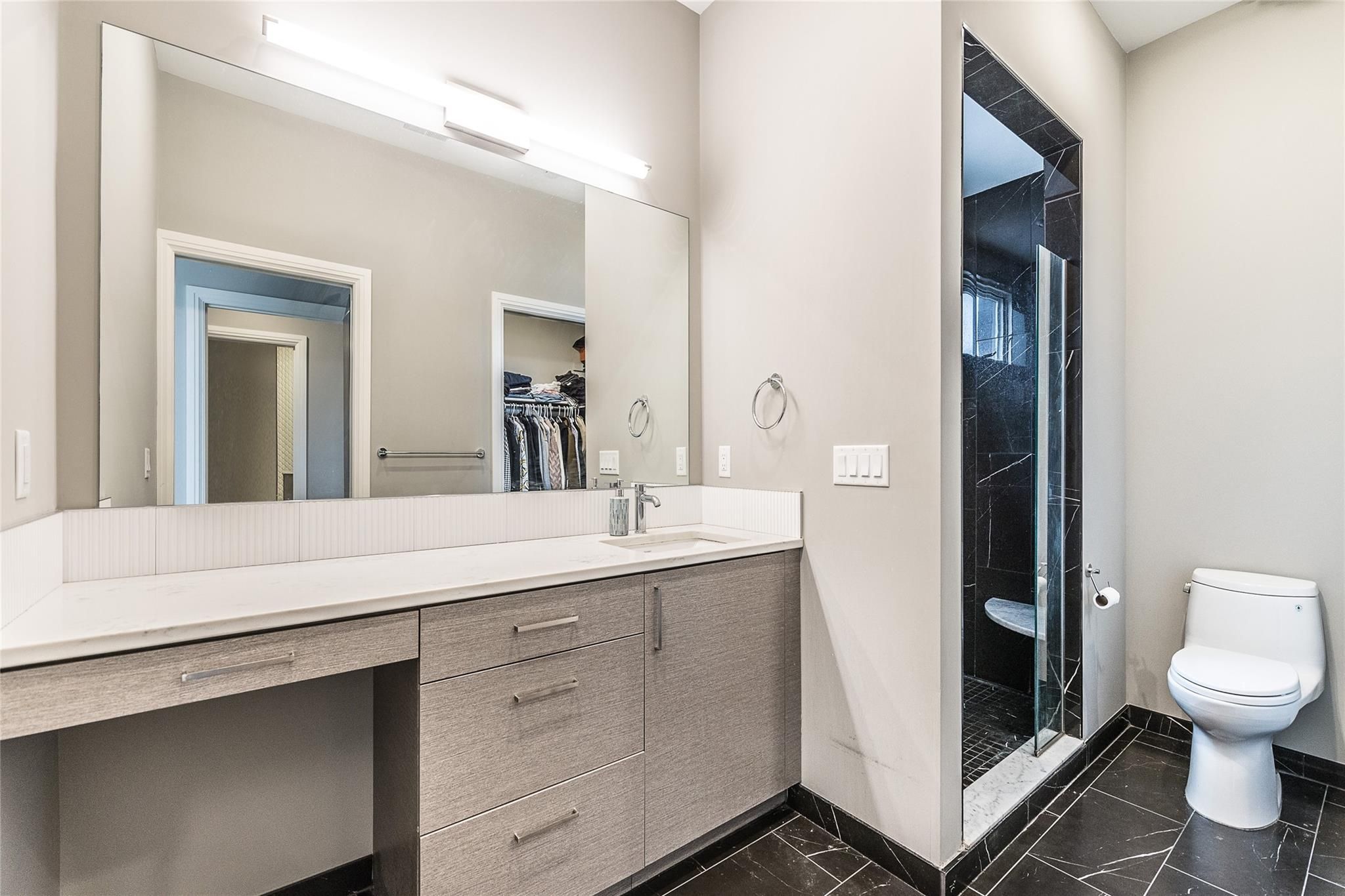 438 Selden St Unit: 302