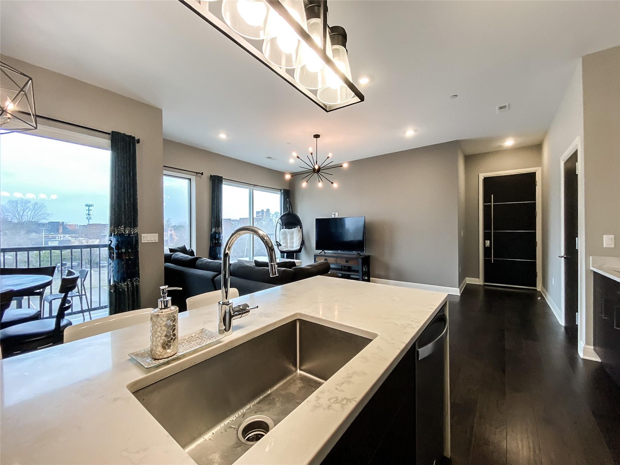 438 Selden St Unit: 302