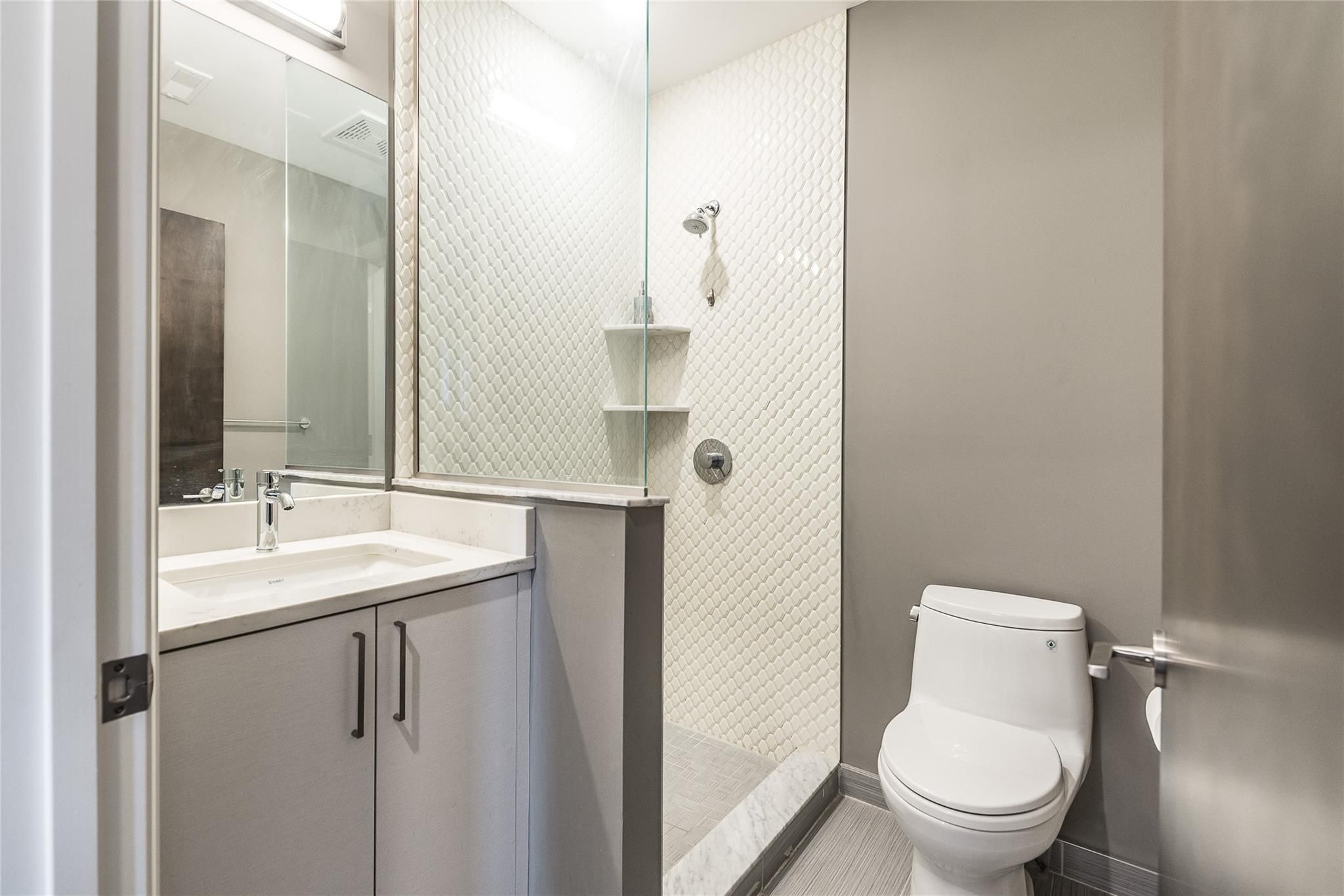 438 Selden St Unit: 302