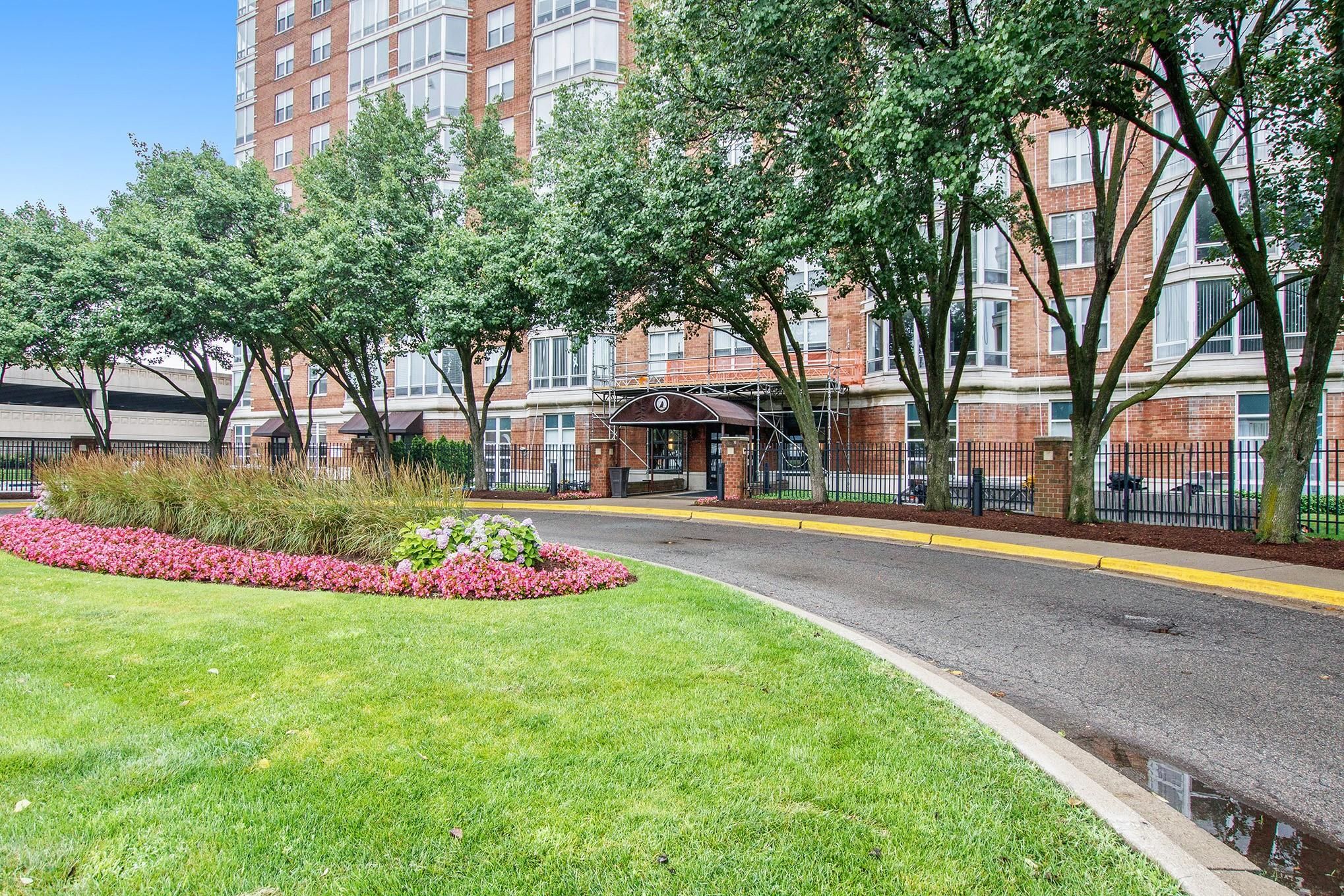 250 E HARBORTOWN DR # 79/805