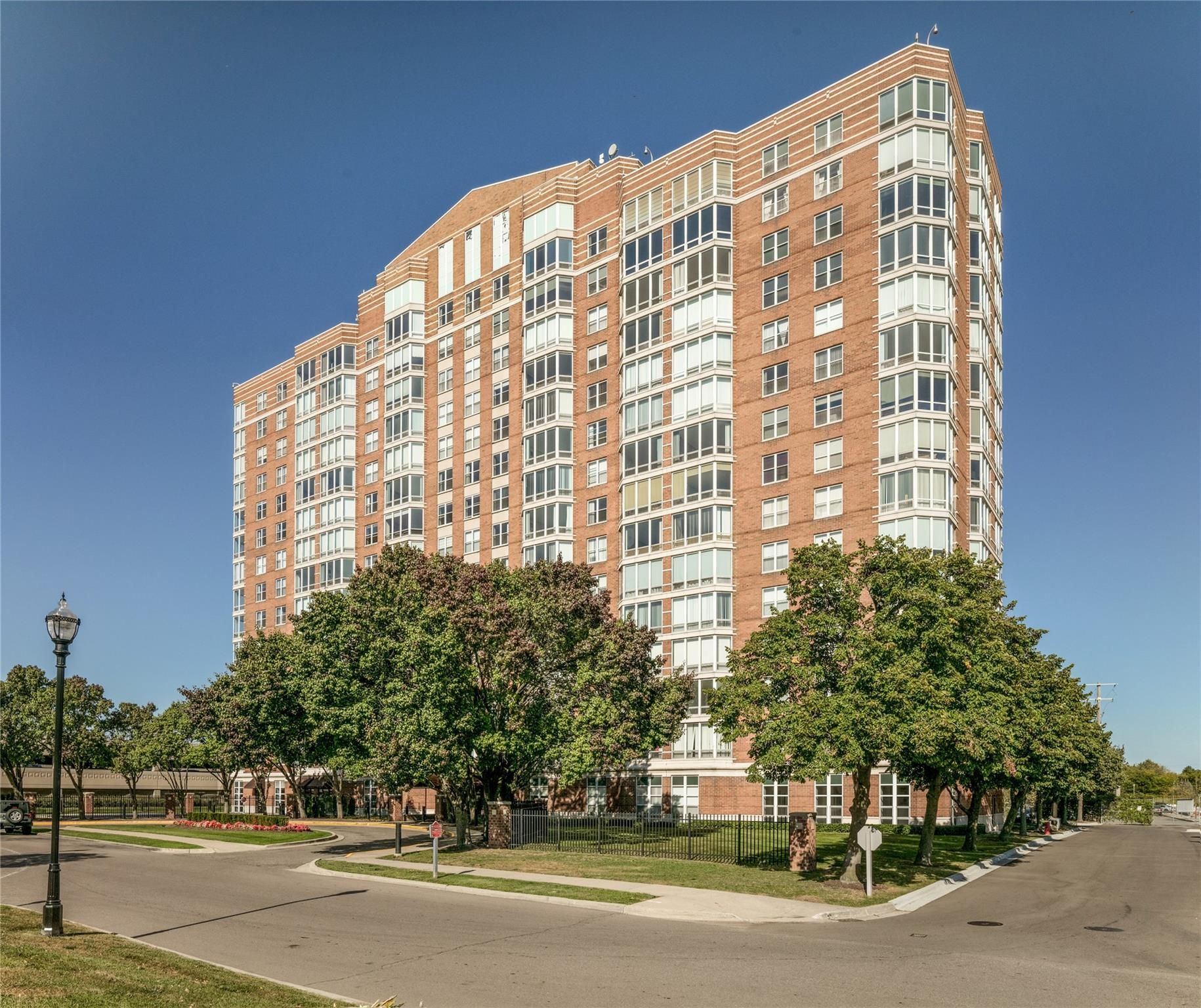 250 E HARBORTOWN DR # 79/805