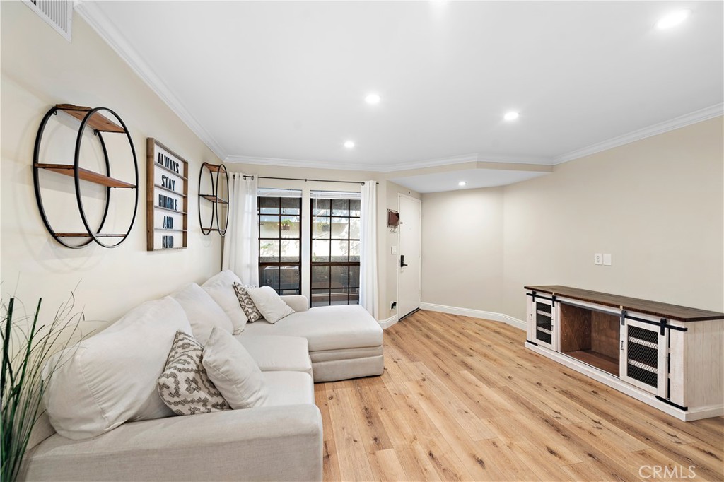 27294 Avenida De La Plata 137