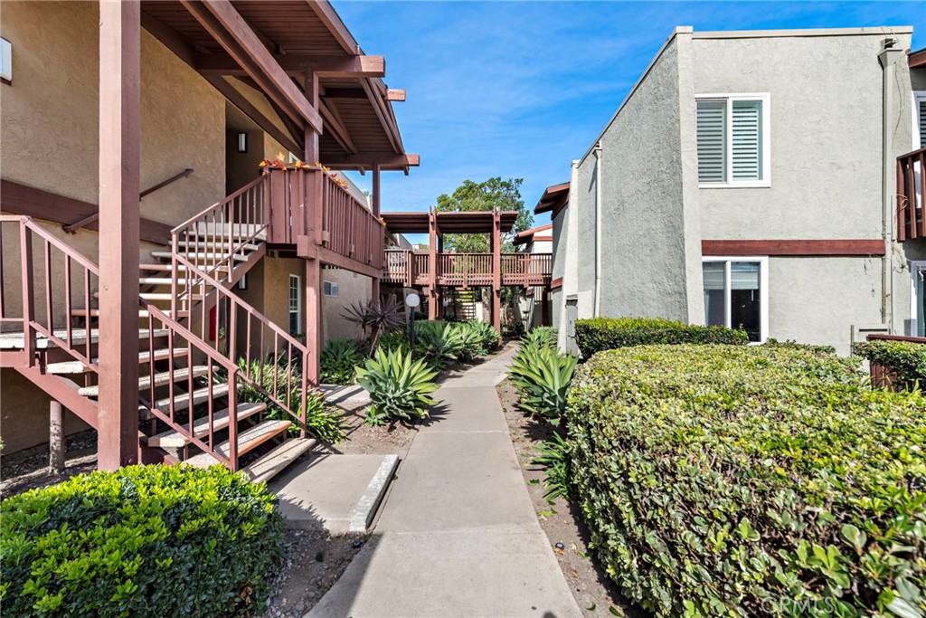 1000 Macarthur Boulevard W 16