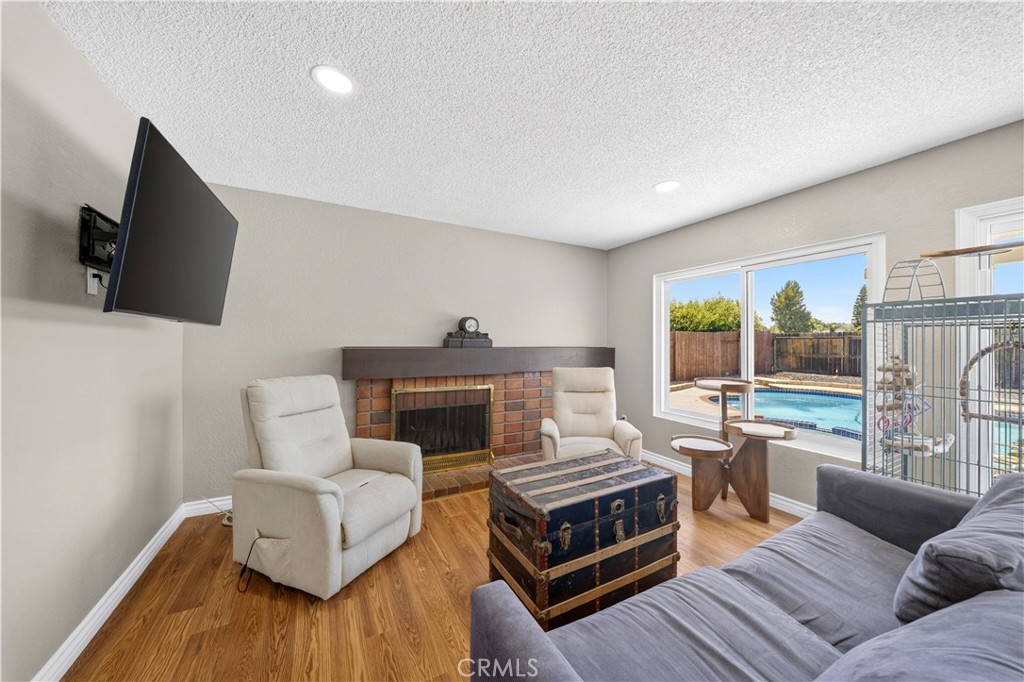 990 Queensdale Ave