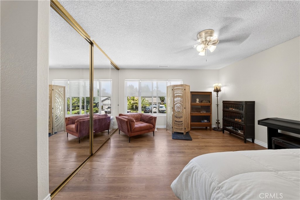 990 Queensdale Ave
