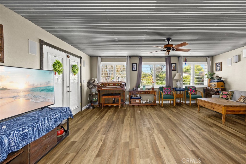 6915 Eastwood Avenue