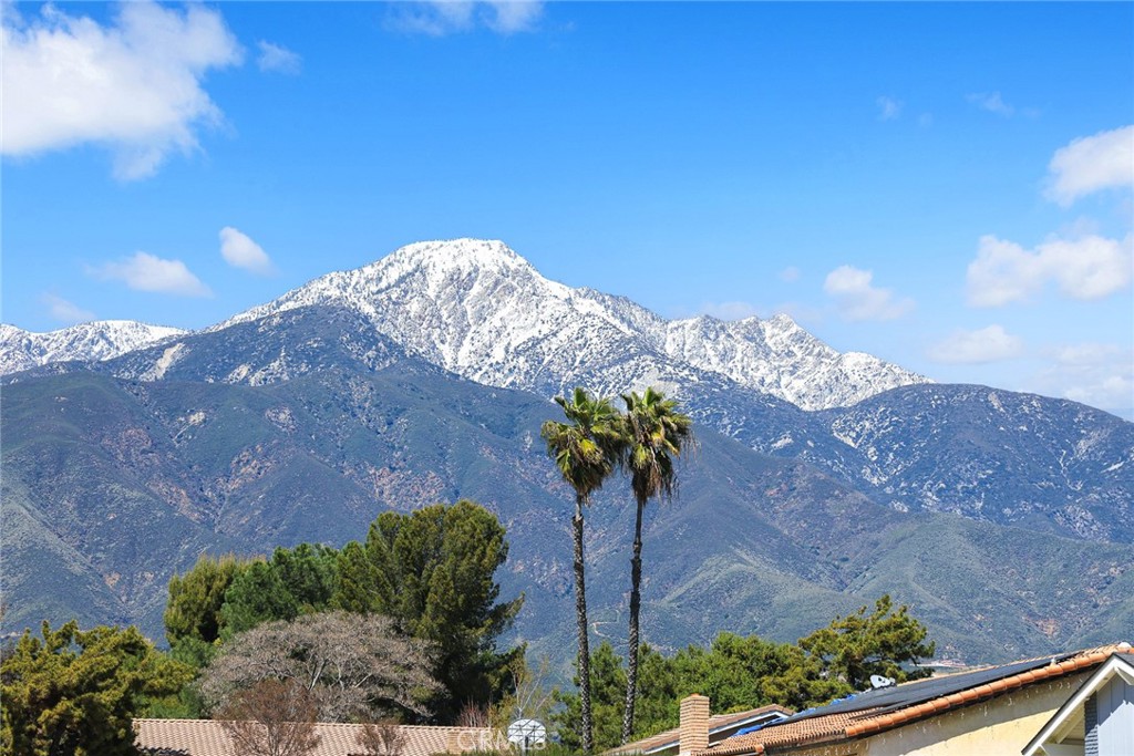 6915 Eastwood Avenue