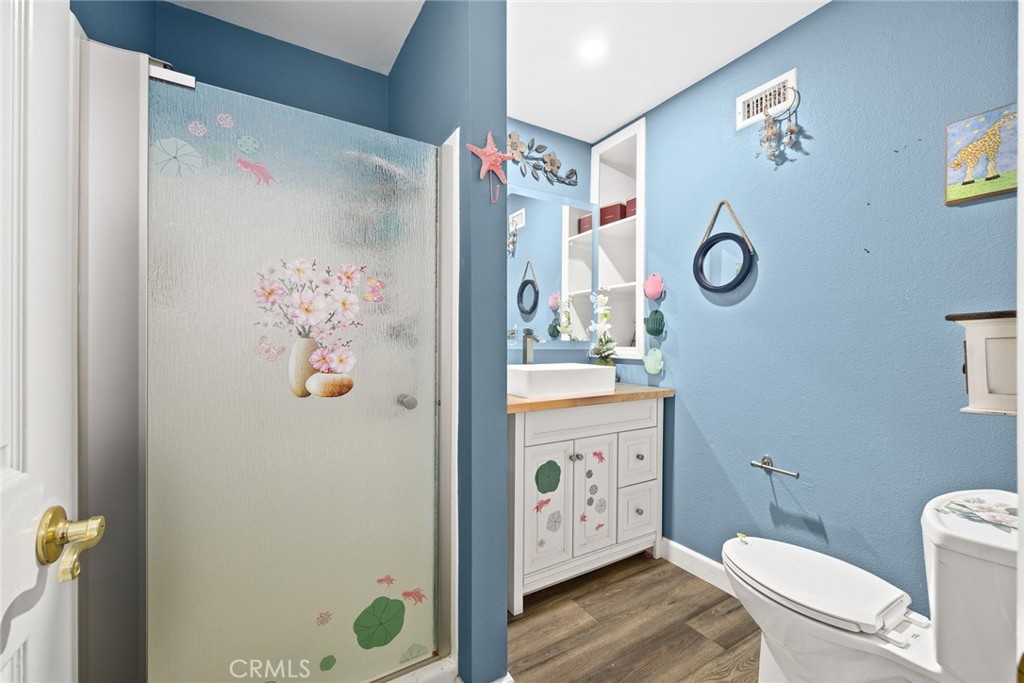 6915 Eastwood Avenue