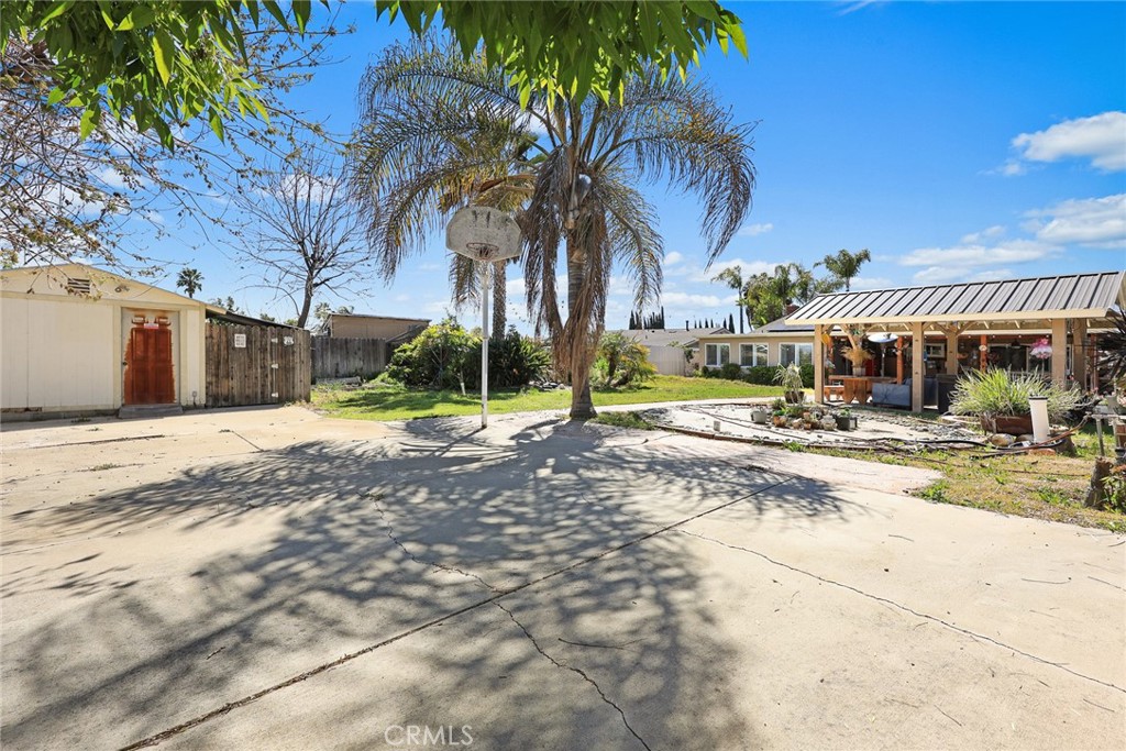 6915 Eastwood Avenue