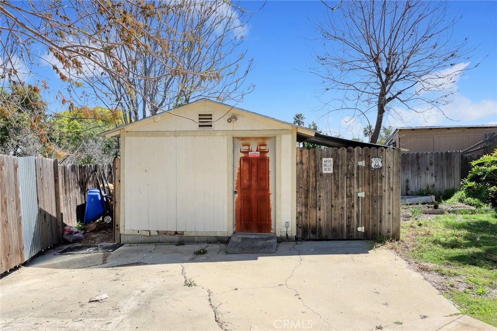 6915 Eastwood Avenue